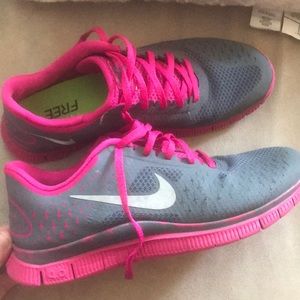 Grey and pink nike free 4.0